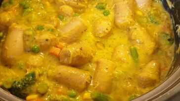 Slow Cooker Curried Sausages - smells amazing Ingredients: 1 x packet Dutch Curry and Rice soup base 500ml homemade chicken broth (or store bought) 250ml milk (need enough sauce to cover sausages and vegies)