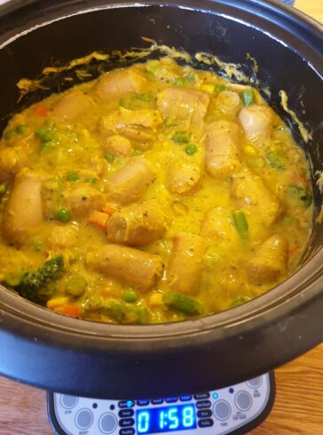 Slow Cooker Curried Sausages - smells amazing Ingredients: 1 x packet Dutch Curry and Rice soup base 500ml homemade chicken broth (or store bought) 250ml milk (need enough sauce to cover sausages and vegies)