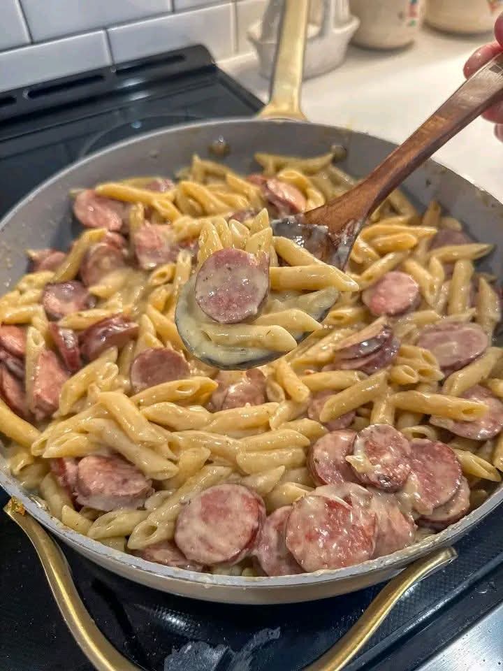 Crockpot Creamy Garlic and Herb Pasta with Sausage