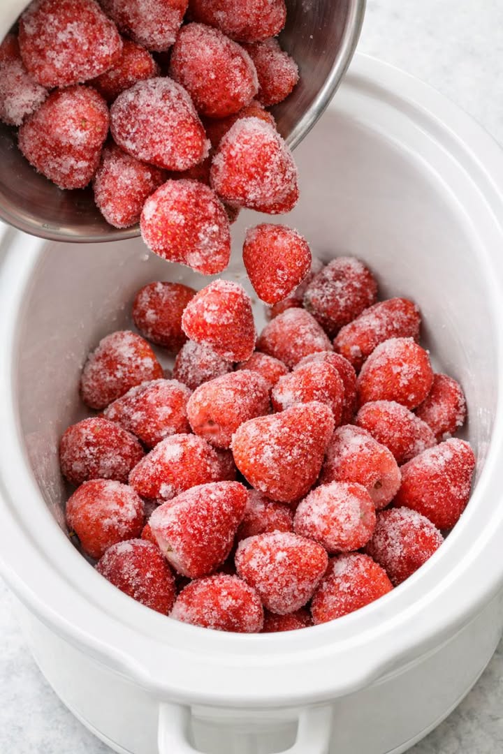 Vintage Strawberry Cobbler Slow Cooker 4-Ingredient